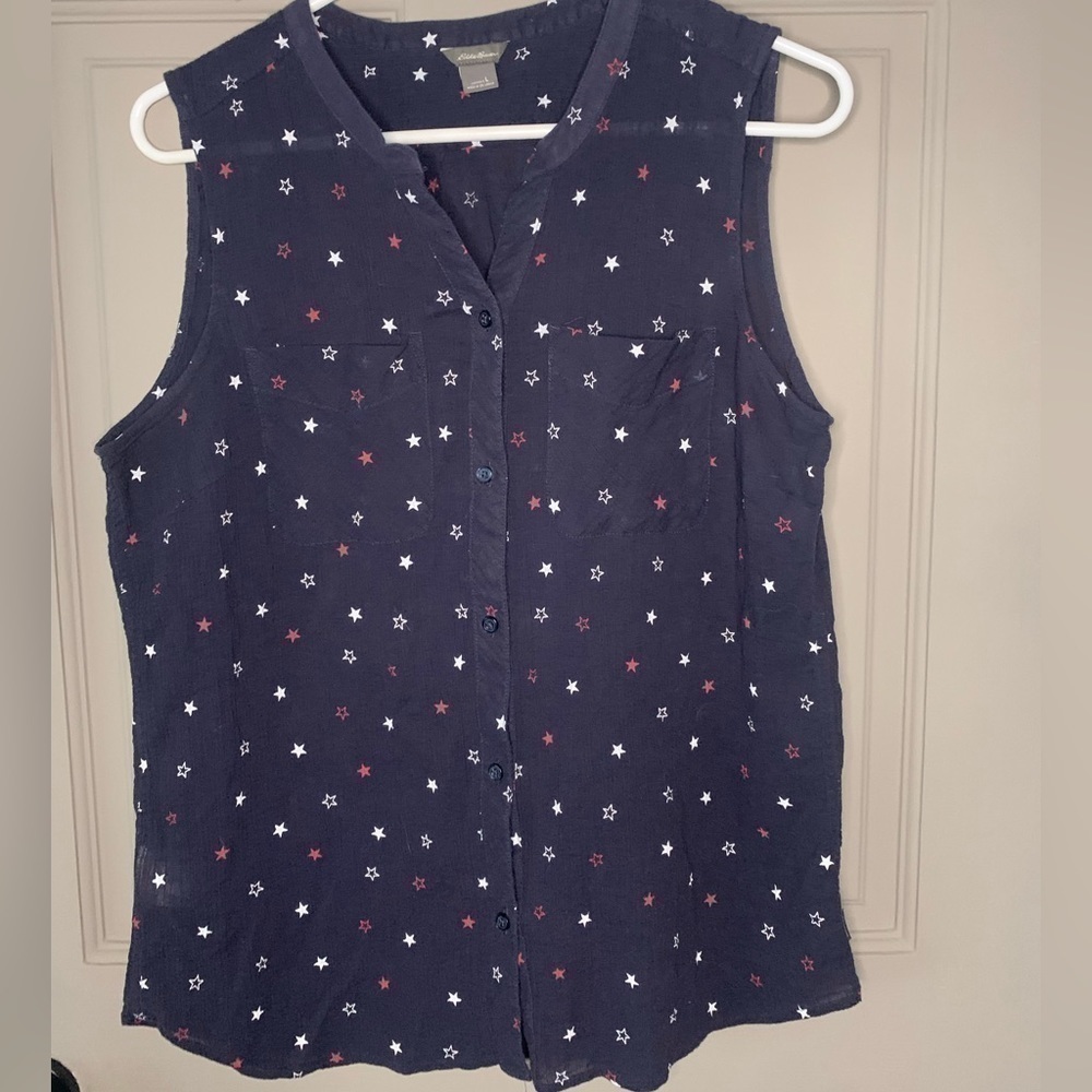 𝅺EDDIE Bauer women’s sleeveless blouse, navy with white/red star detail, large.